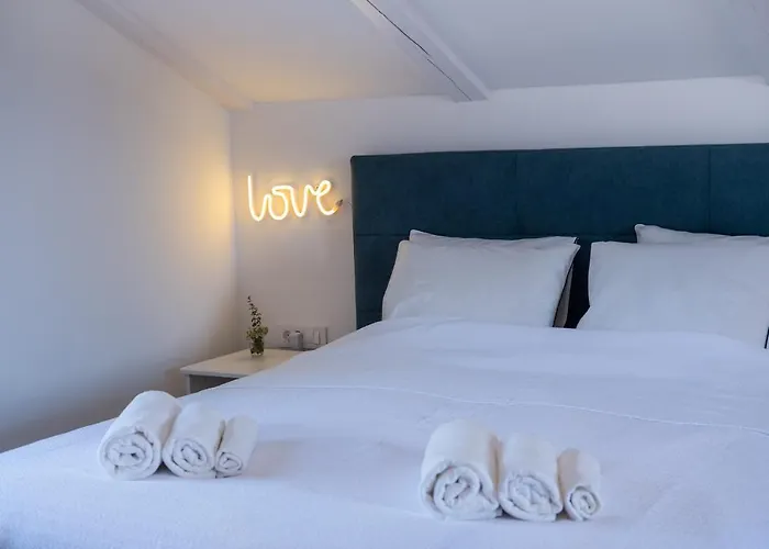 Veli Dvor Нерезине