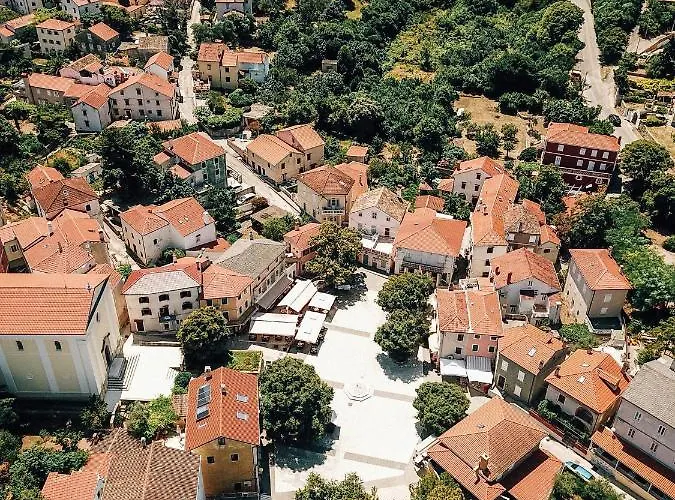 Veli Dvor *