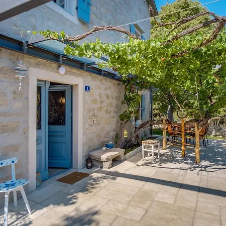 Veli Dvor * Nerezine