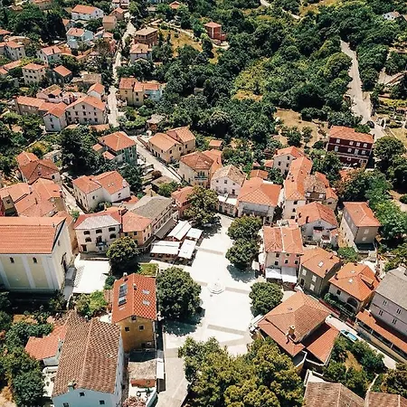 Veli Dvor *